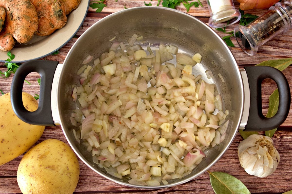 La cebolla y el ajo de las patatas con níscalos en la olla