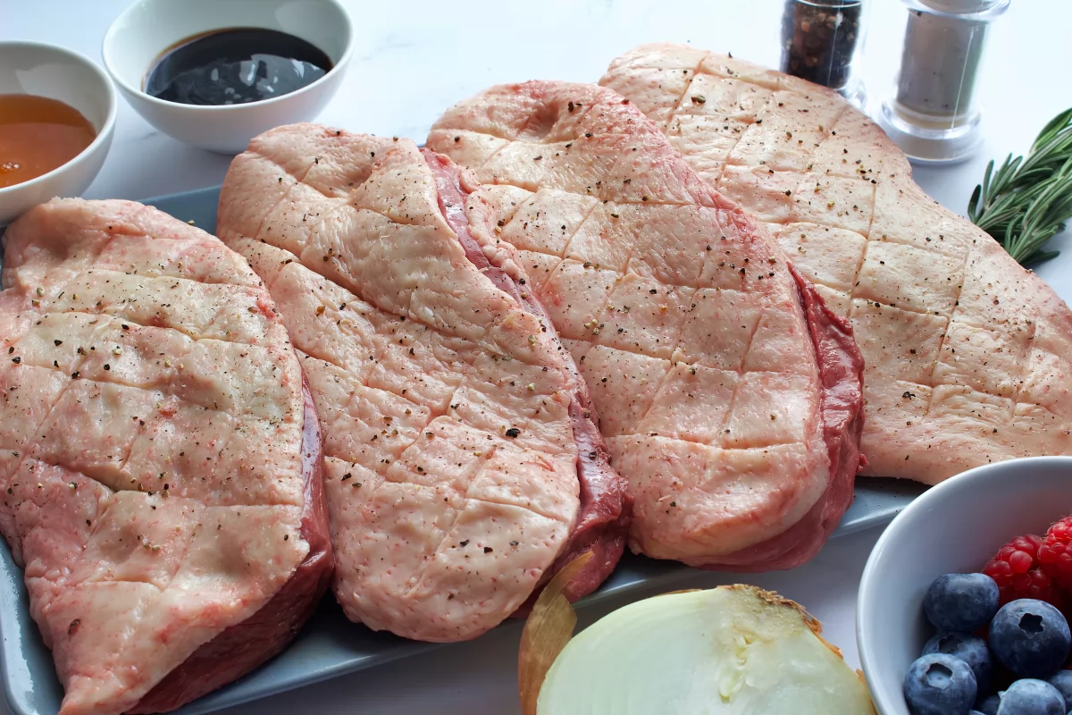 La grasa del magret de pato a la miel cortada y salpimentada