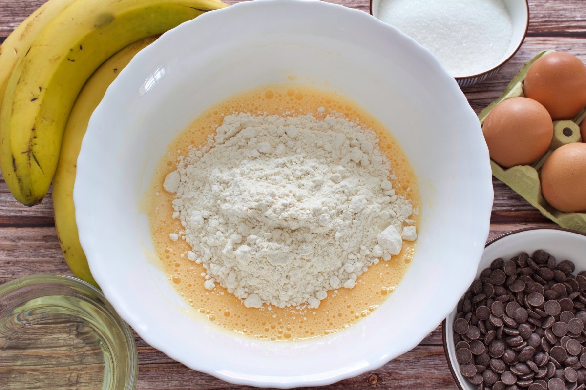 La levadura, la sal y la harina de las magdalenas de plátano en el bol