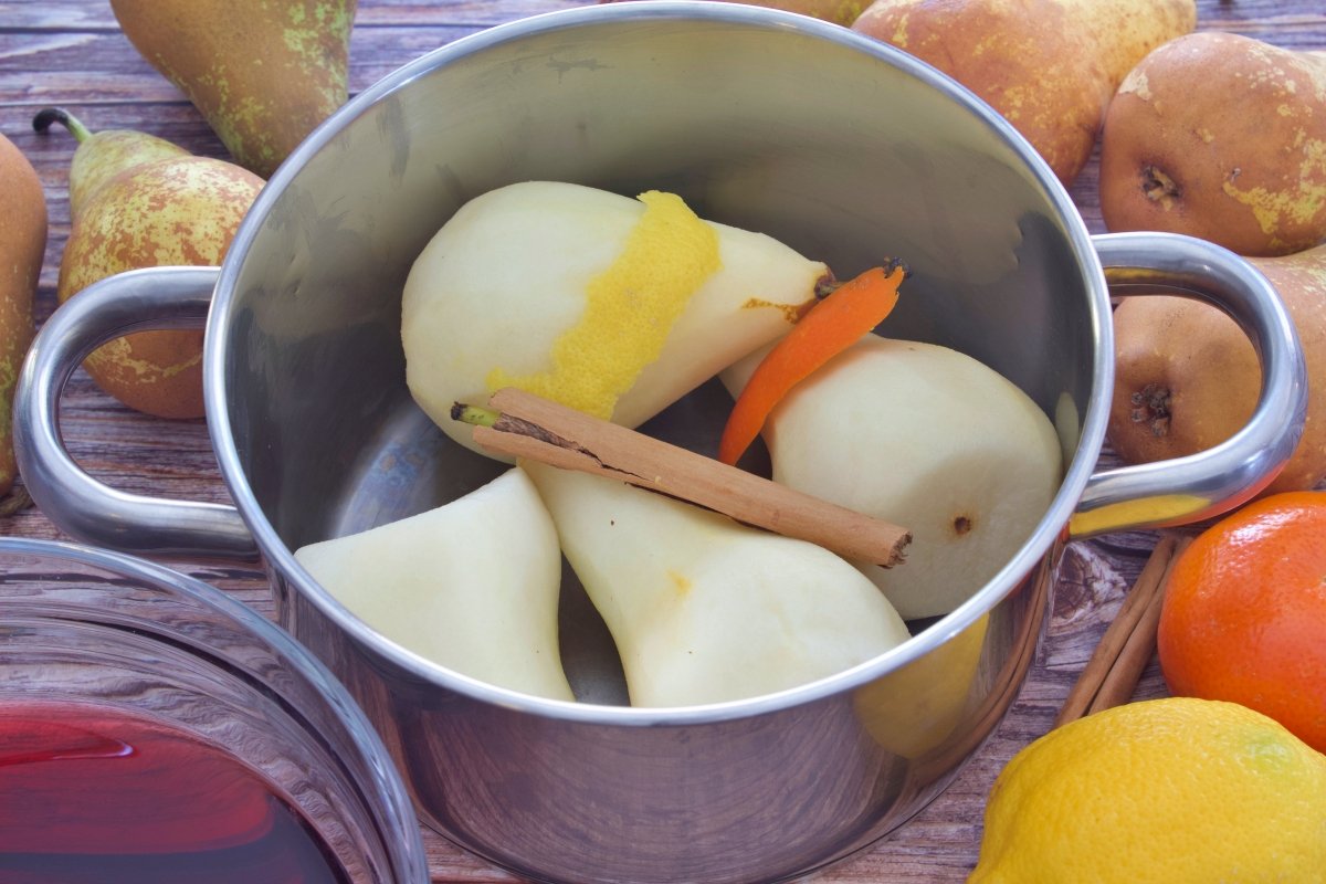 La peladura de limón, de mandarina y la canela de las peras al vino dentro de la olla