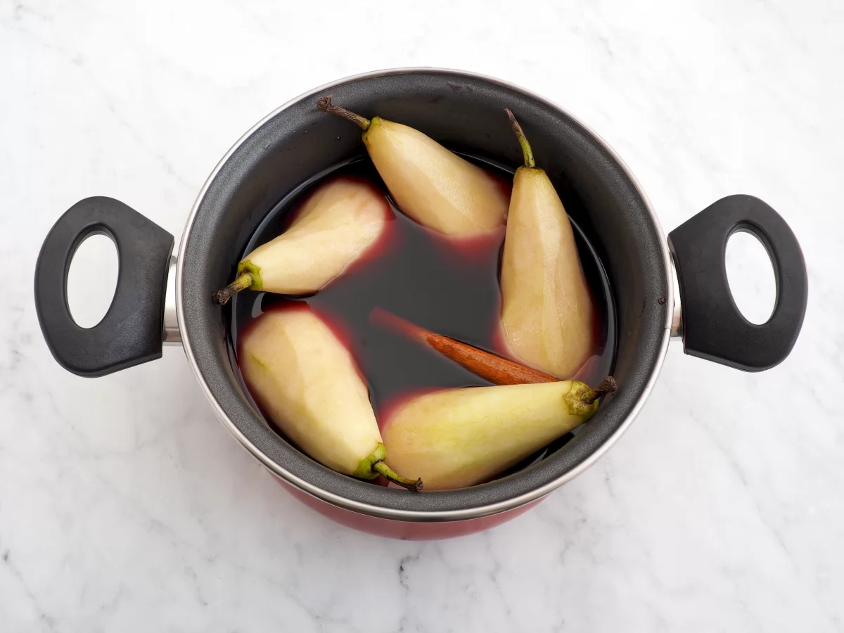La peladura de limón, de mandarina y la canela de las peras al vino dentro de la olla