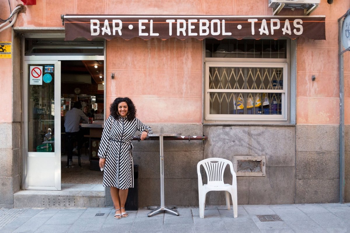 La periodista Leah Pattem frente a un bar de Madrid