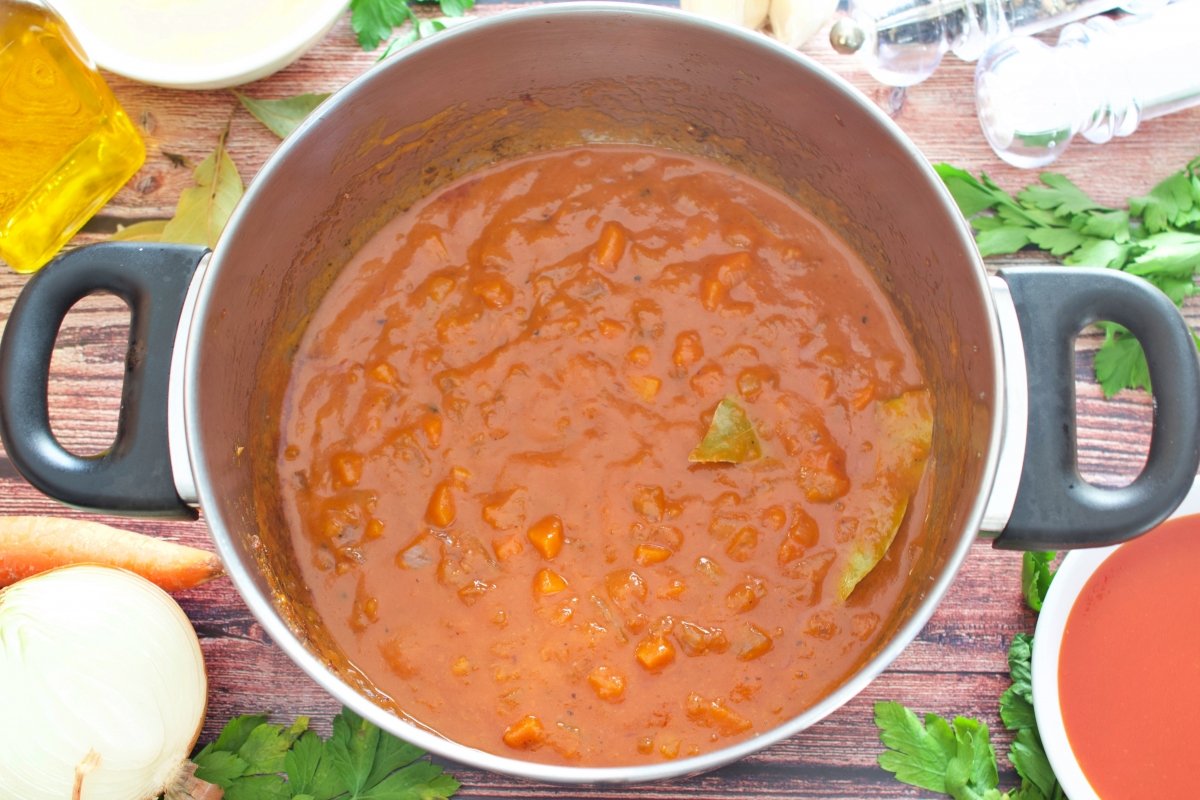 La salsa del guiso de patatas con carne con tomate frito