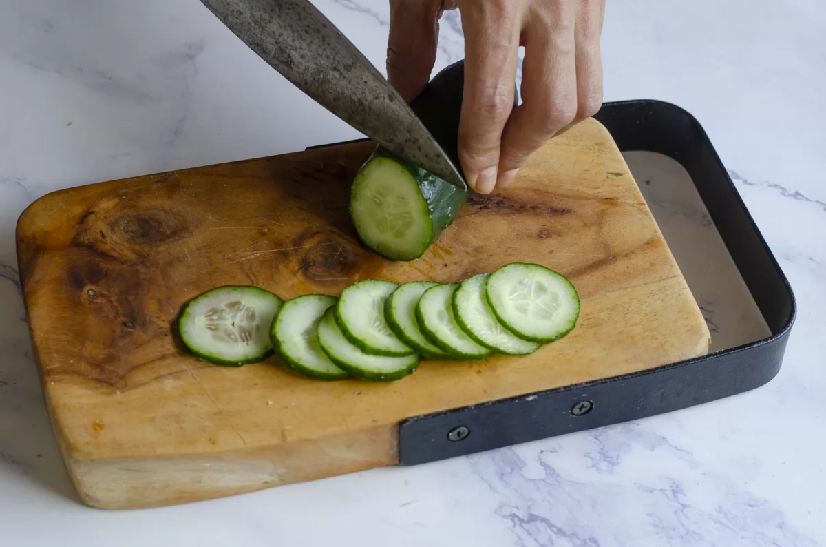 Laminando pepino para el sandwich de salmón *