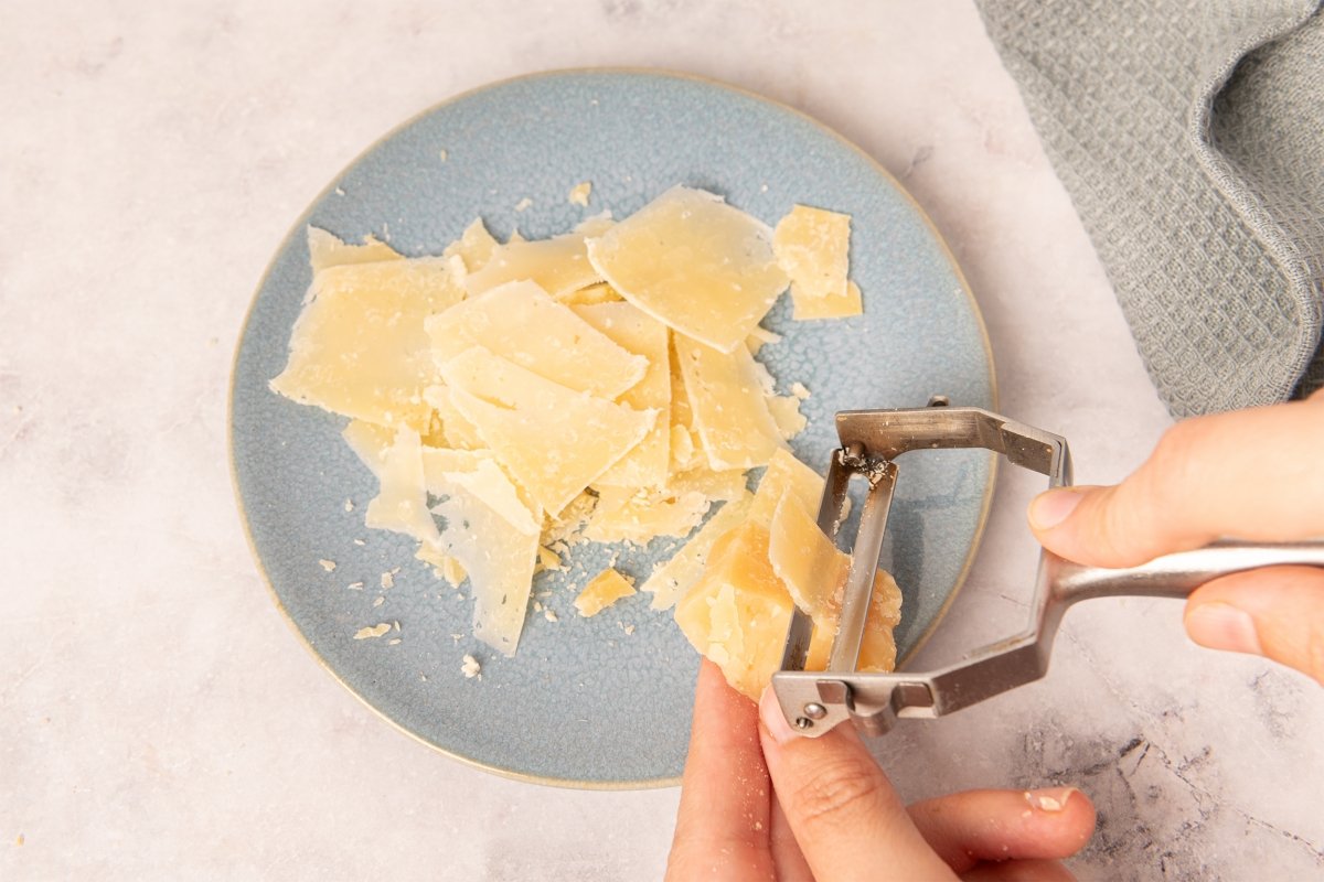 Laminando queso para acompañar los zoodles