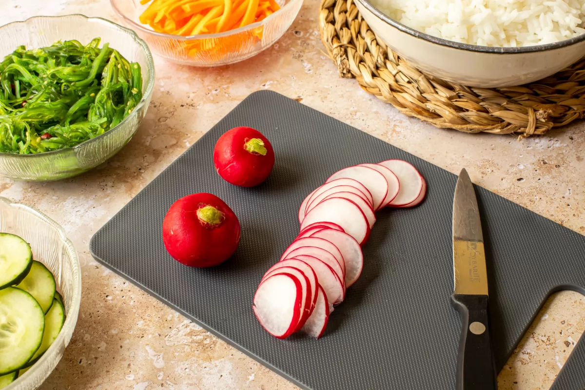 Laminar los rabanitos para el poke bowl *