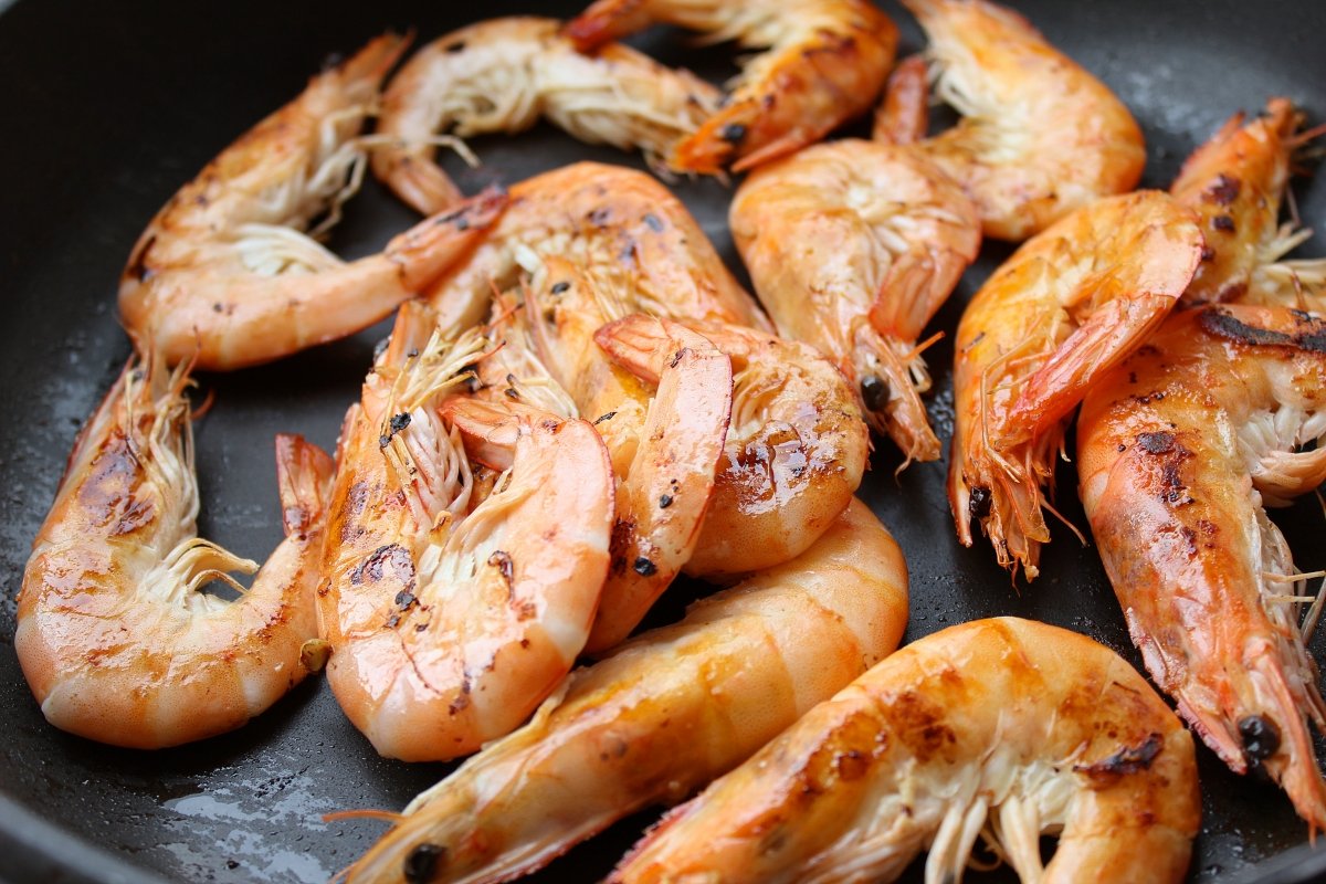 Grilled prawns while cooking