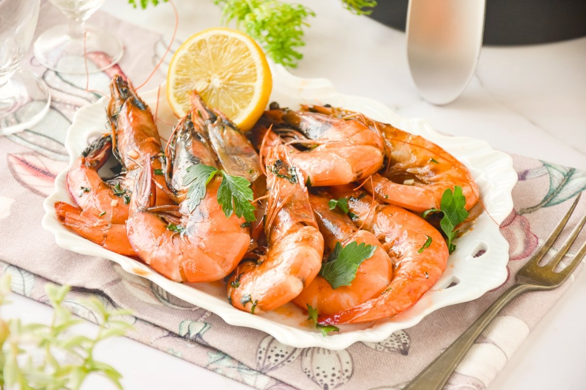 Langostinos en freidora de aire listos para comer