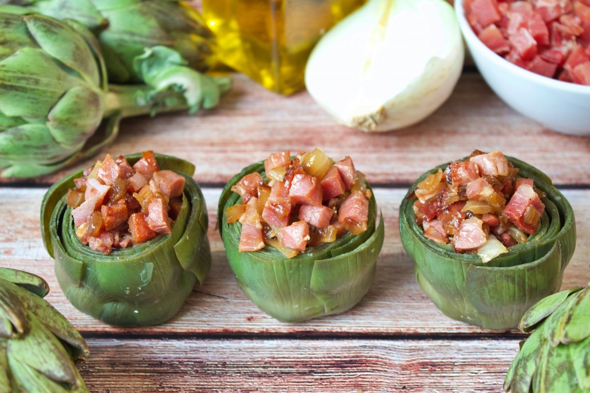 Las alcachofas hervidas y vaciadas rellenas de jamón