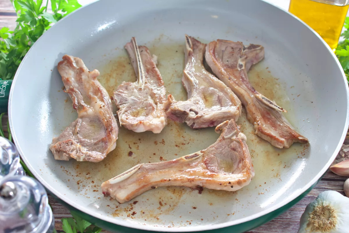 Las chuletas de cordero a la plancha dadas la vuelta