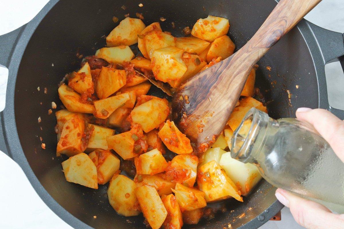 Las patatas de las patatas aliñadas con bacalao cociéndose