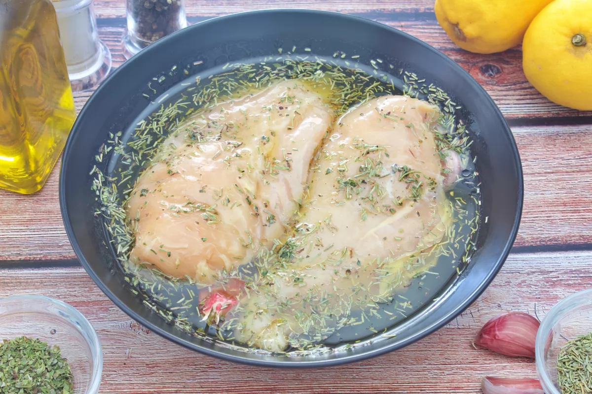 Pechugas de pollo al horno 2 Las pechugas de pollo al horno marinando en un bol con el resto de ingredientes