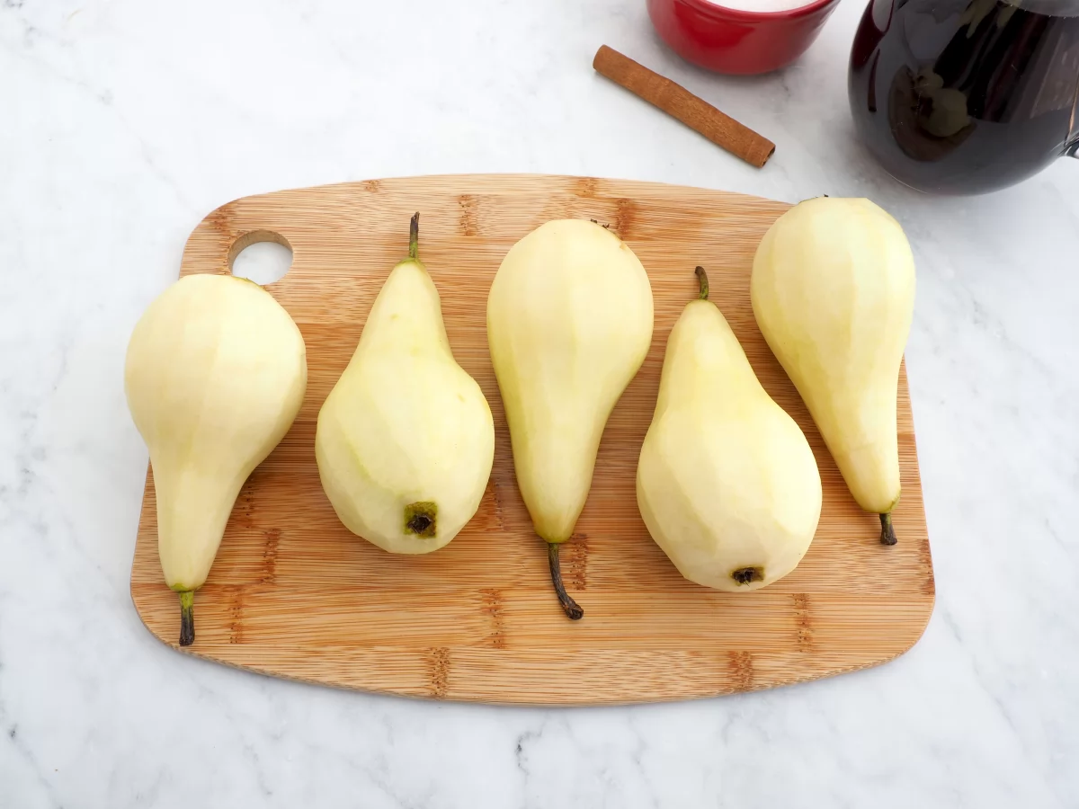 Las peras de las peras al vino peladas y en la olla