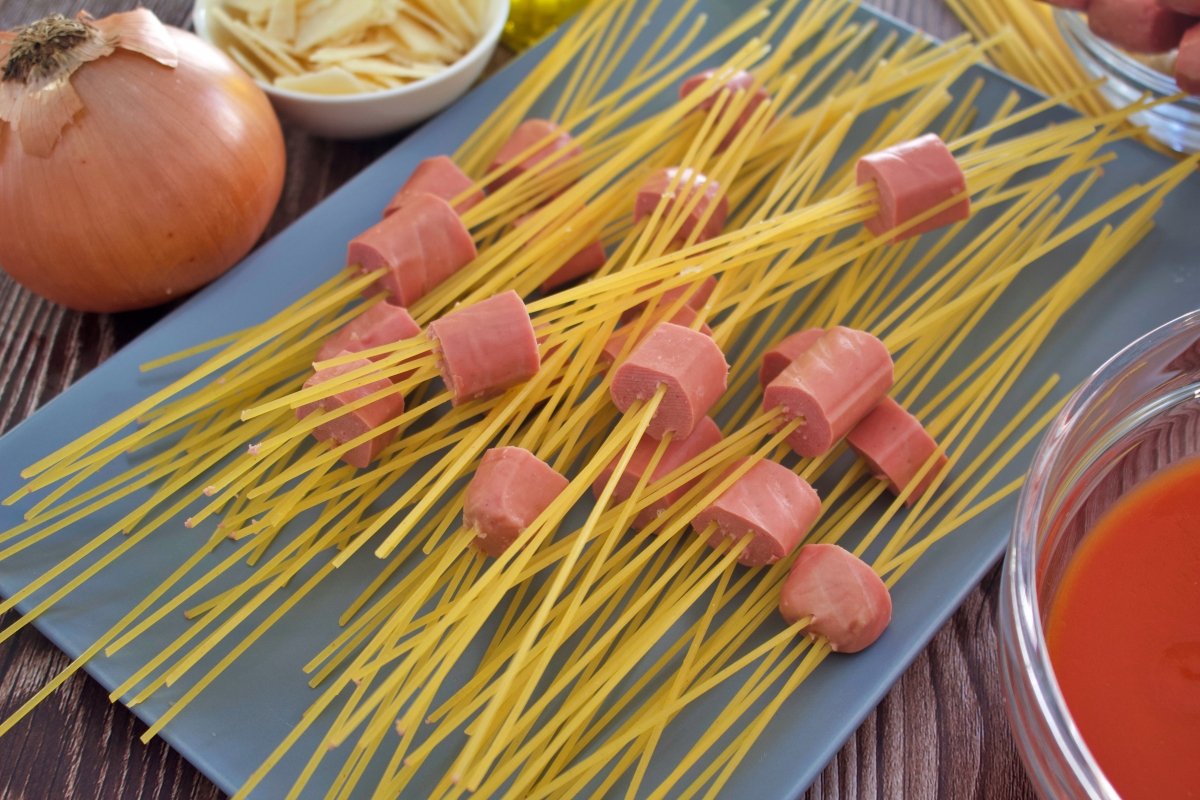 Las salchichas de los espaguetis con salchichas atravesadas por espaguetis