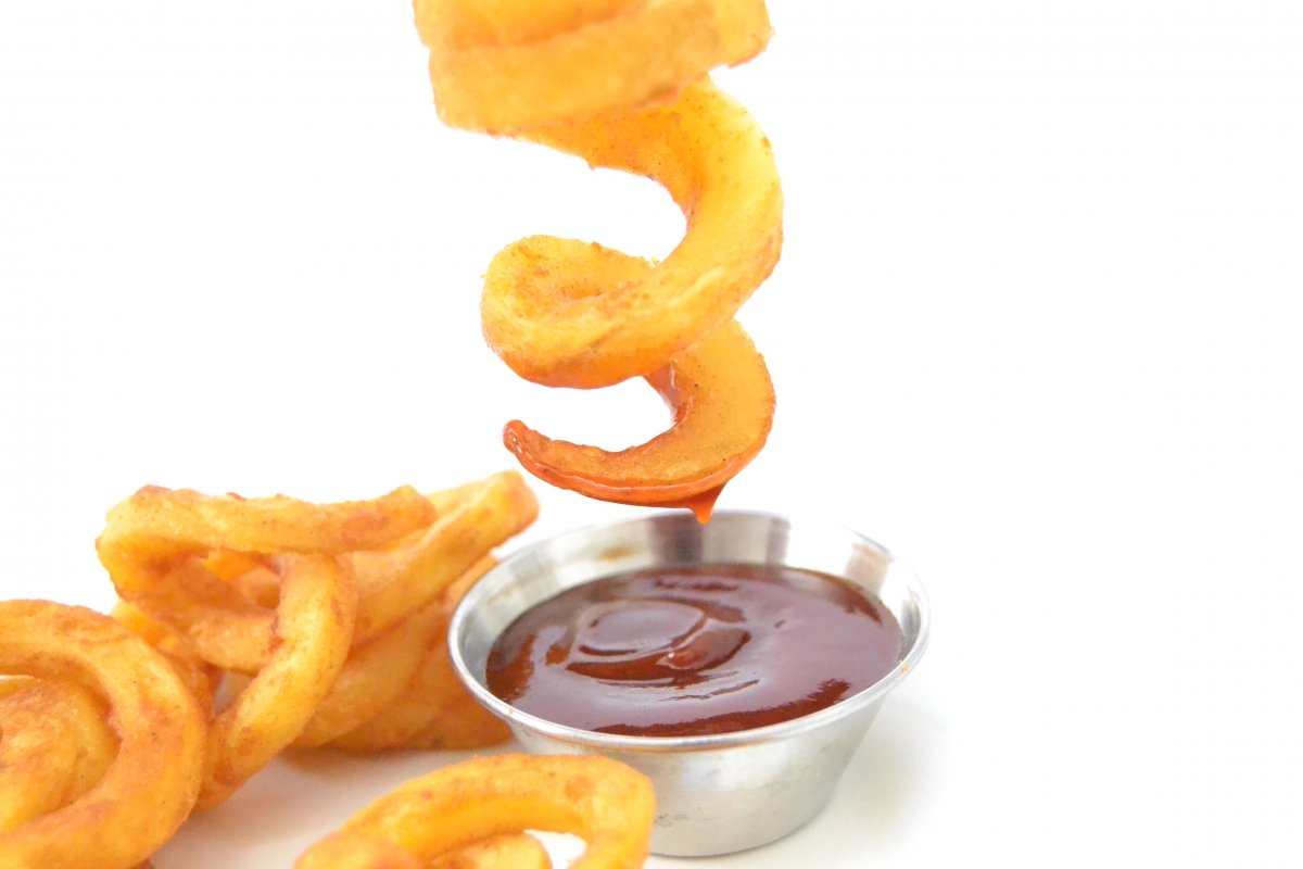 Las twister fries de Mercadona mojadas en salsa