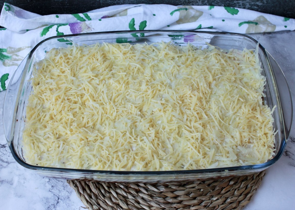 Lasaña de berenjena con la mezcla de quesos emmental y parmesano rallados
