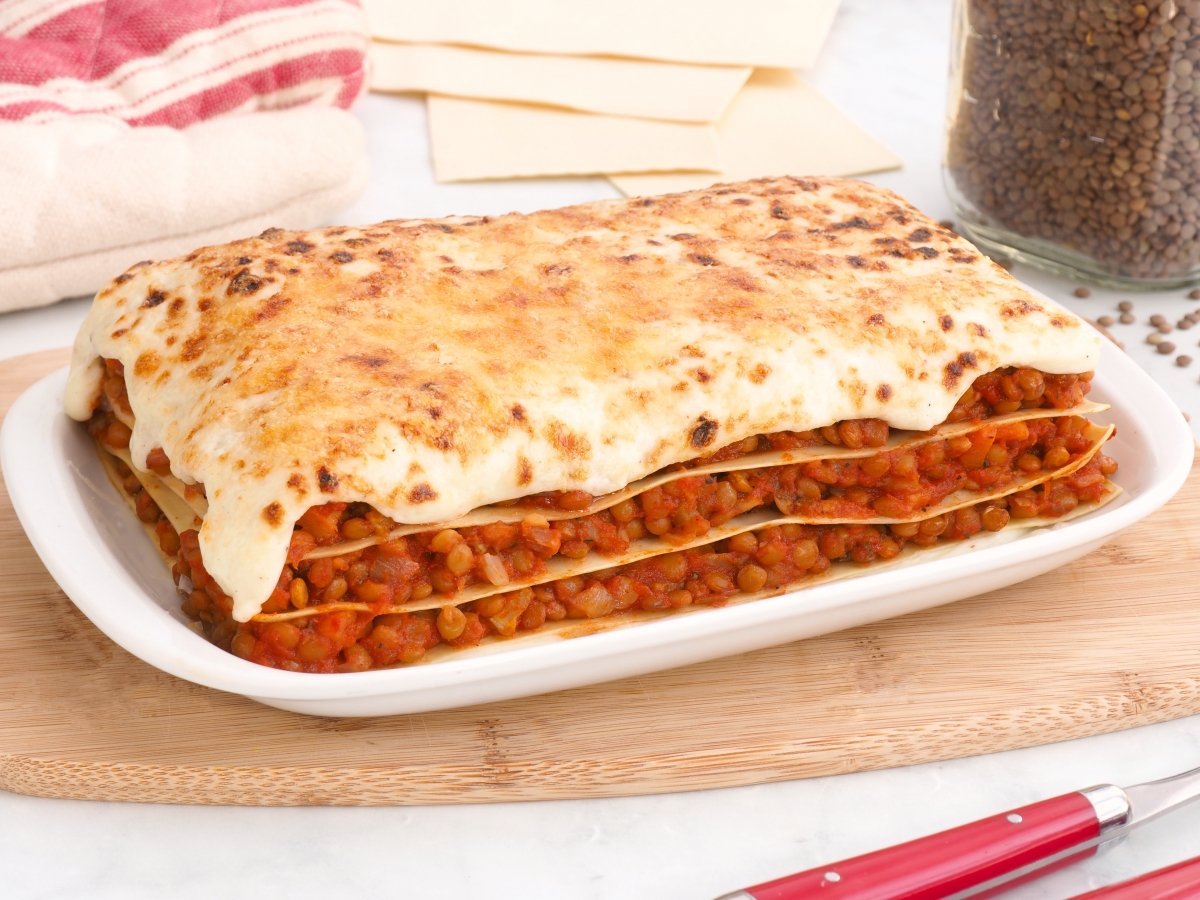 Lasaña de lentejas lista para servir