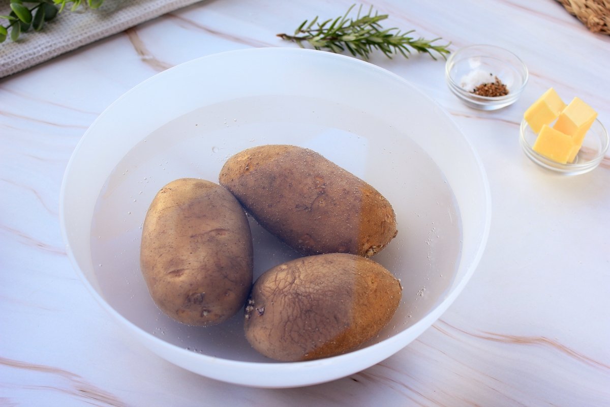 Lavado de las patatas para asarlas con piel