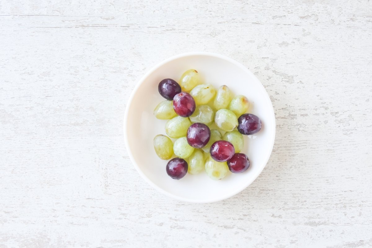 Lavamos las uvas para la macedonia