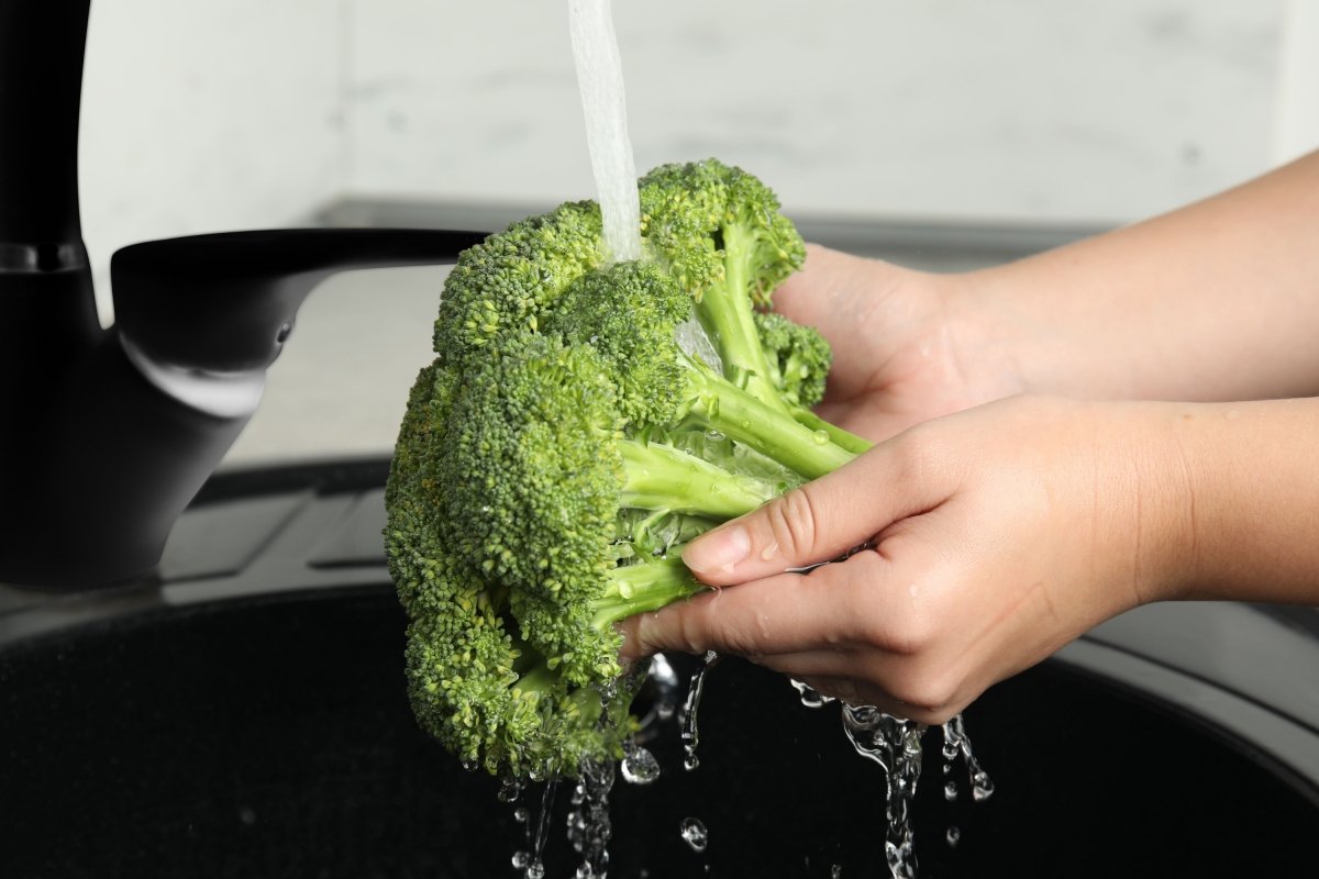Lavando brócoli debajo del grifo