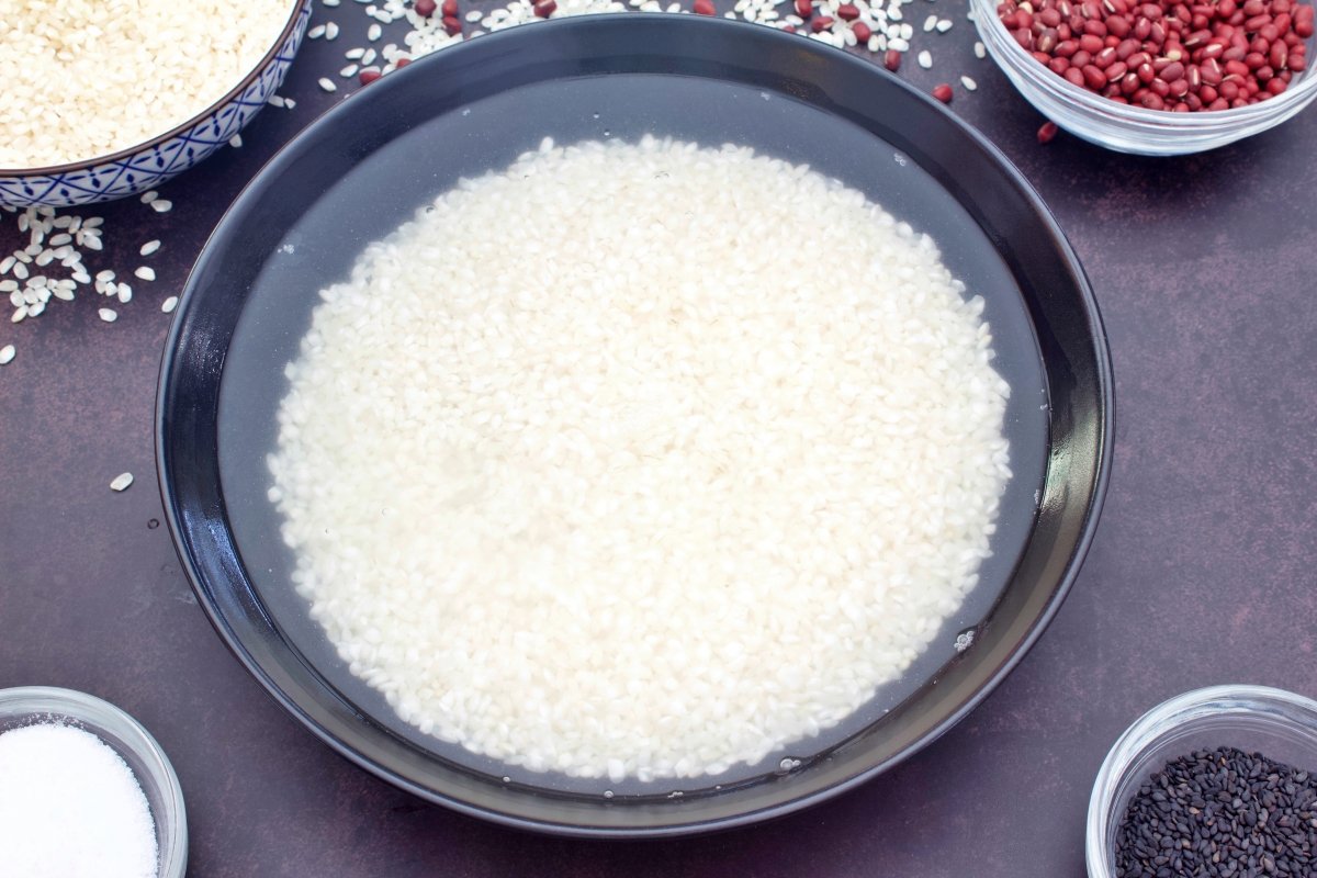 Lavando el arroz para seguir haciendo el sekihan