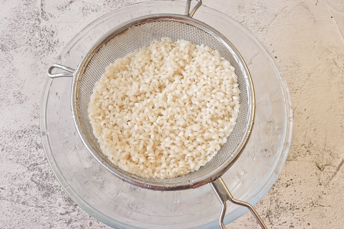 lavar el arroz para el onigiri