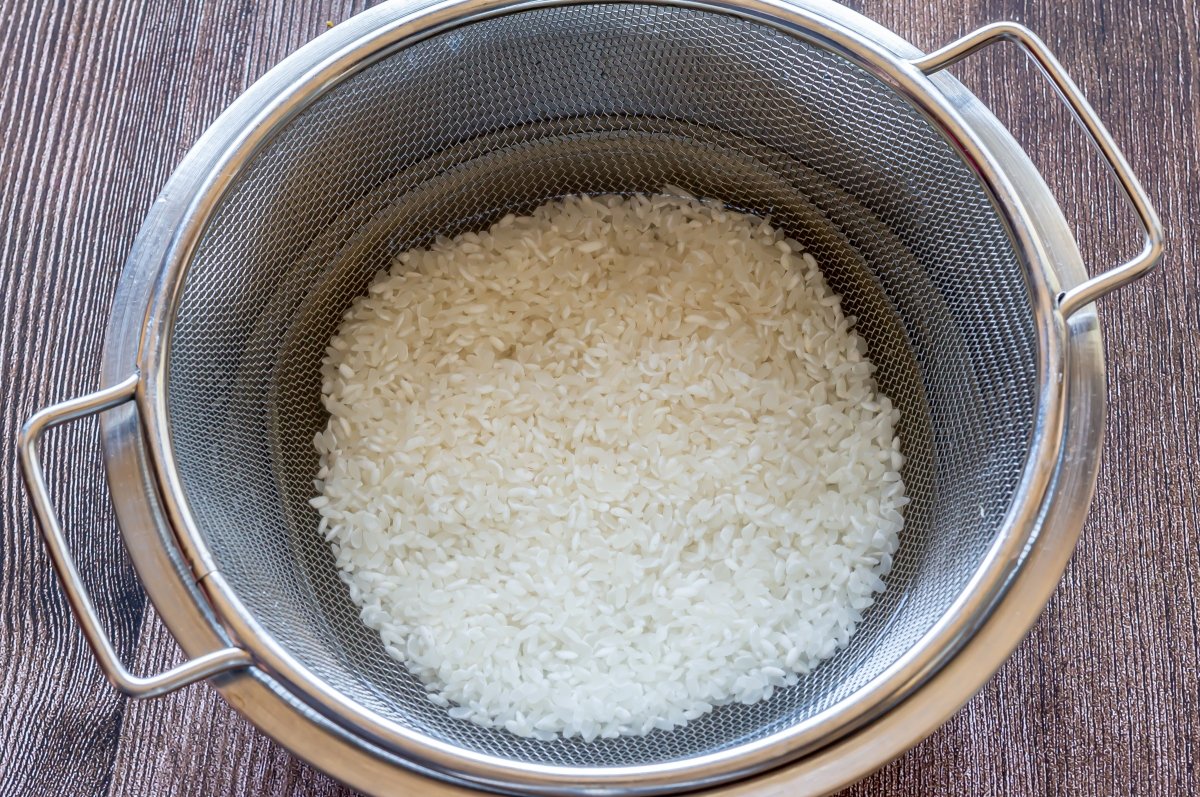 Lavar el arroz para el unadon