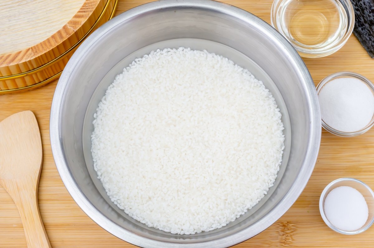 Lavar el arroz para sushi hasta que salga el agua limpia