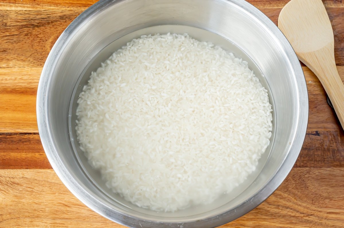 Lavar el arroz para sushi