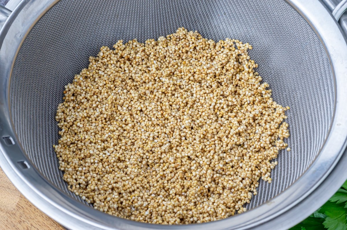 Lavar la quinoa para quitarle el amargor