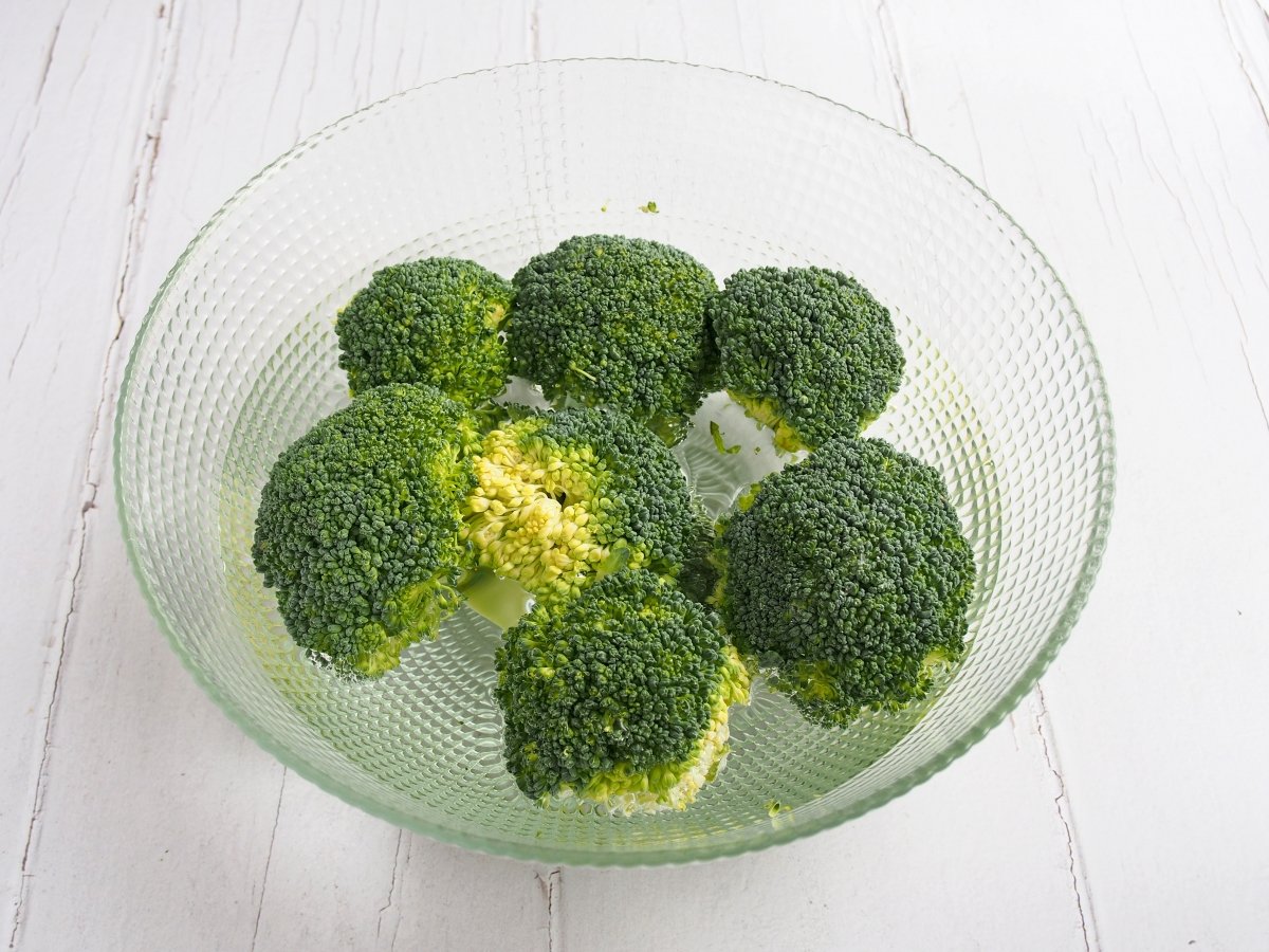 Lavar las flores de brócoli en un bol con agua fría