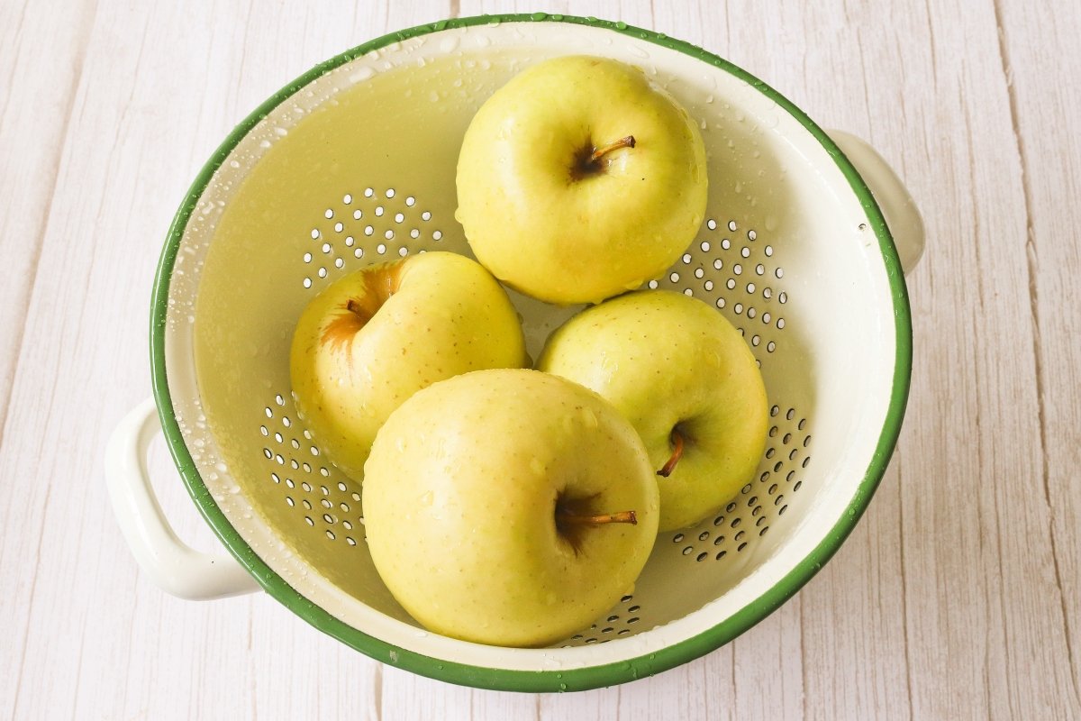 Lavar las manzanas para asarlas en la freidora de aire