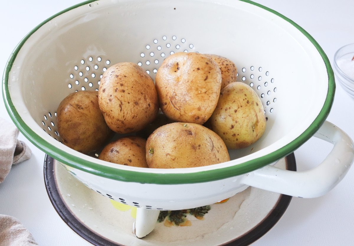 Lavar las patatas para las papas arrugadas
