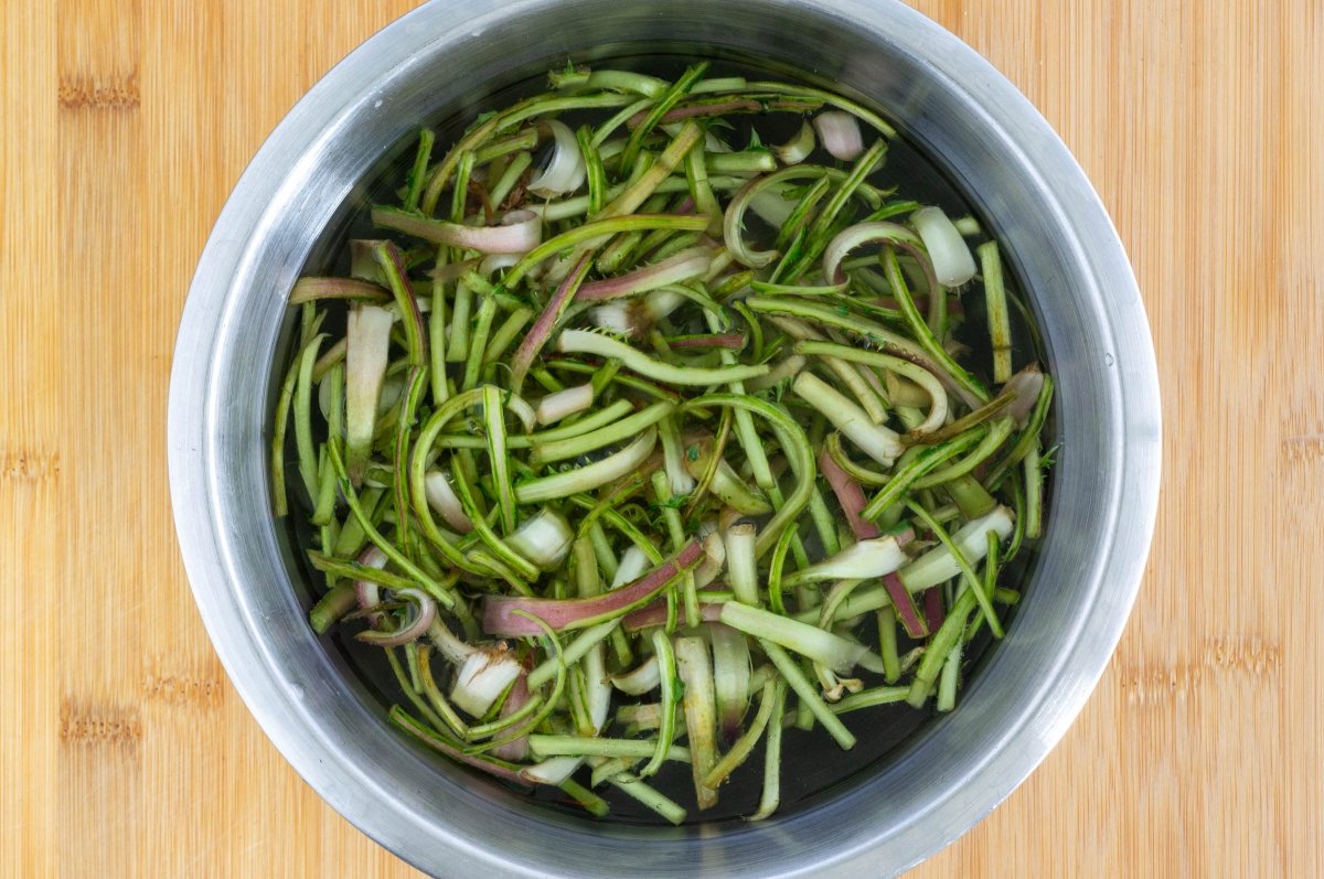 Lavar las tagarninas para el potaje con garbanzos