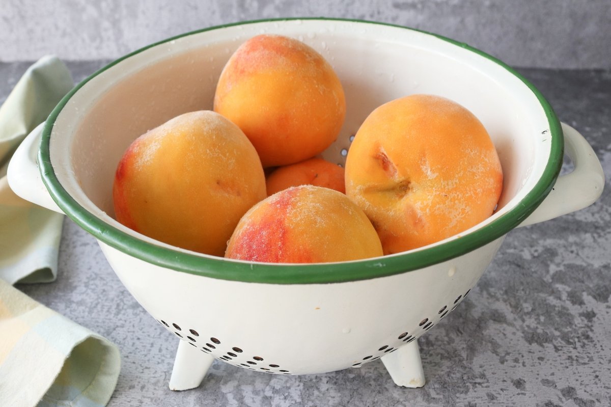 Wash the peaches with peach jam
