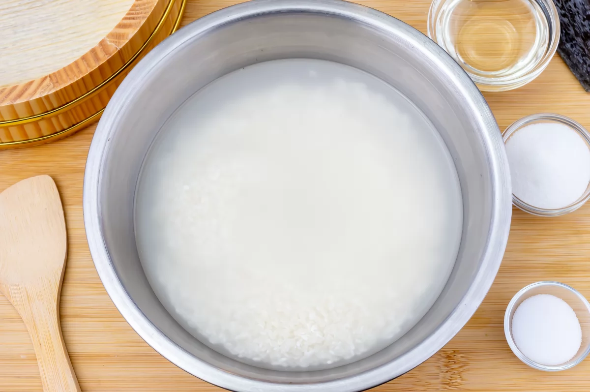 Lavar varias veces el arroz para sushi