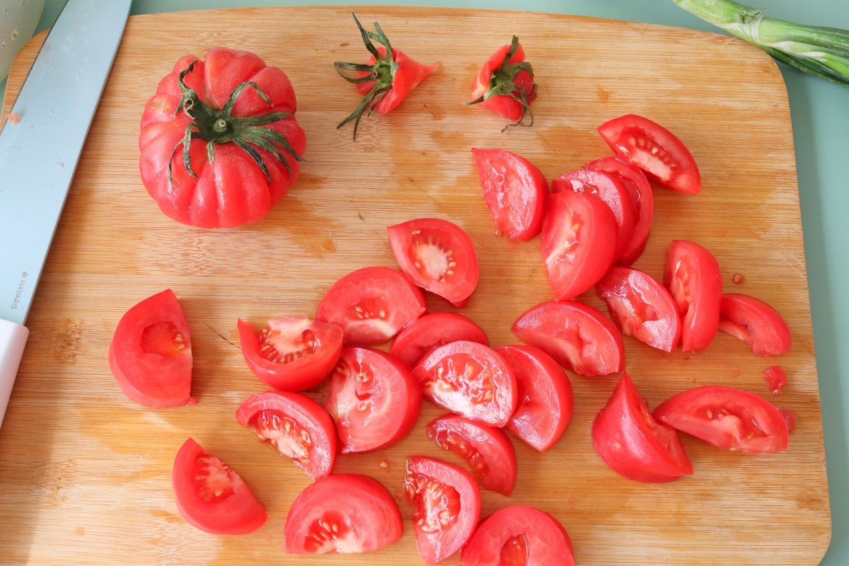 Lavar y cortar ensalada de lechuga y tomate