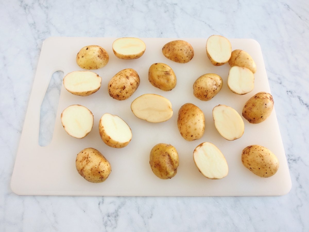 Lavar y cortar las patatas para hacerlas al horno
