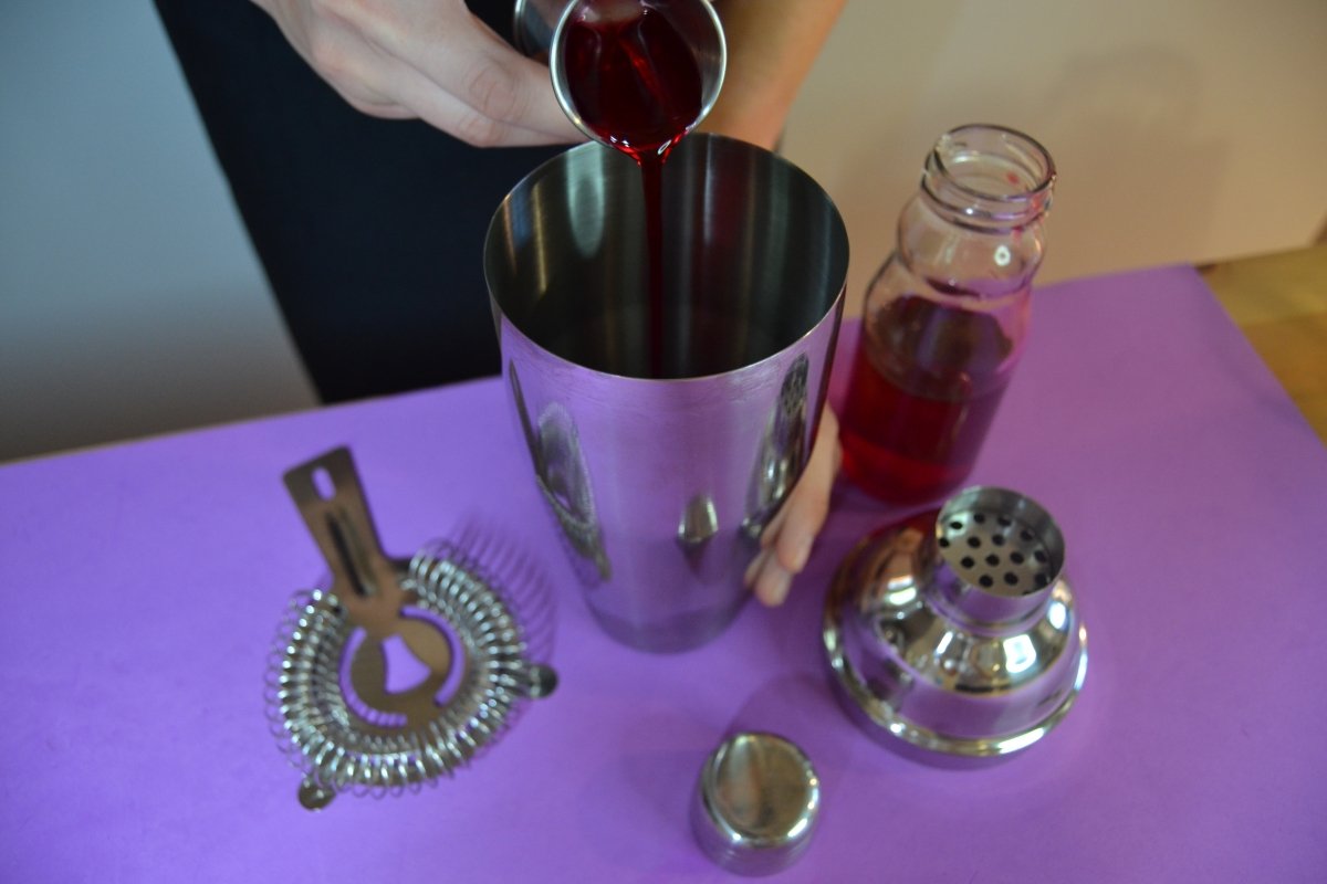 We will give it a touch with the grenadine so that it takes on the purple color