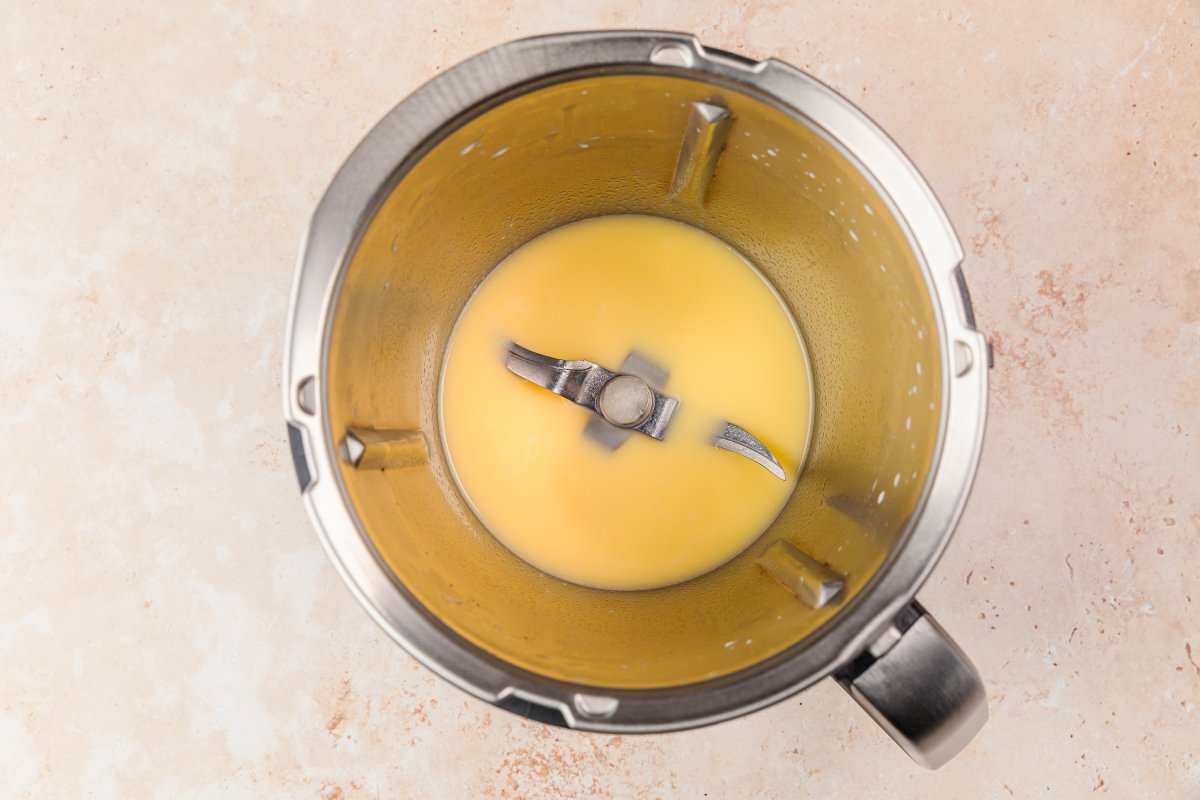 Leche, azúcar y mantequilla para los donuts con Thermomix