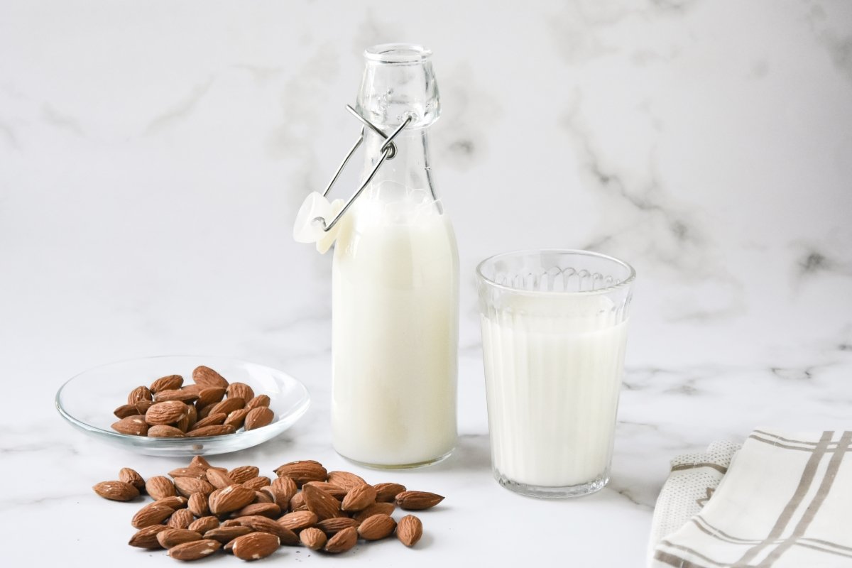 Leche de almendras y pulpa sobrante