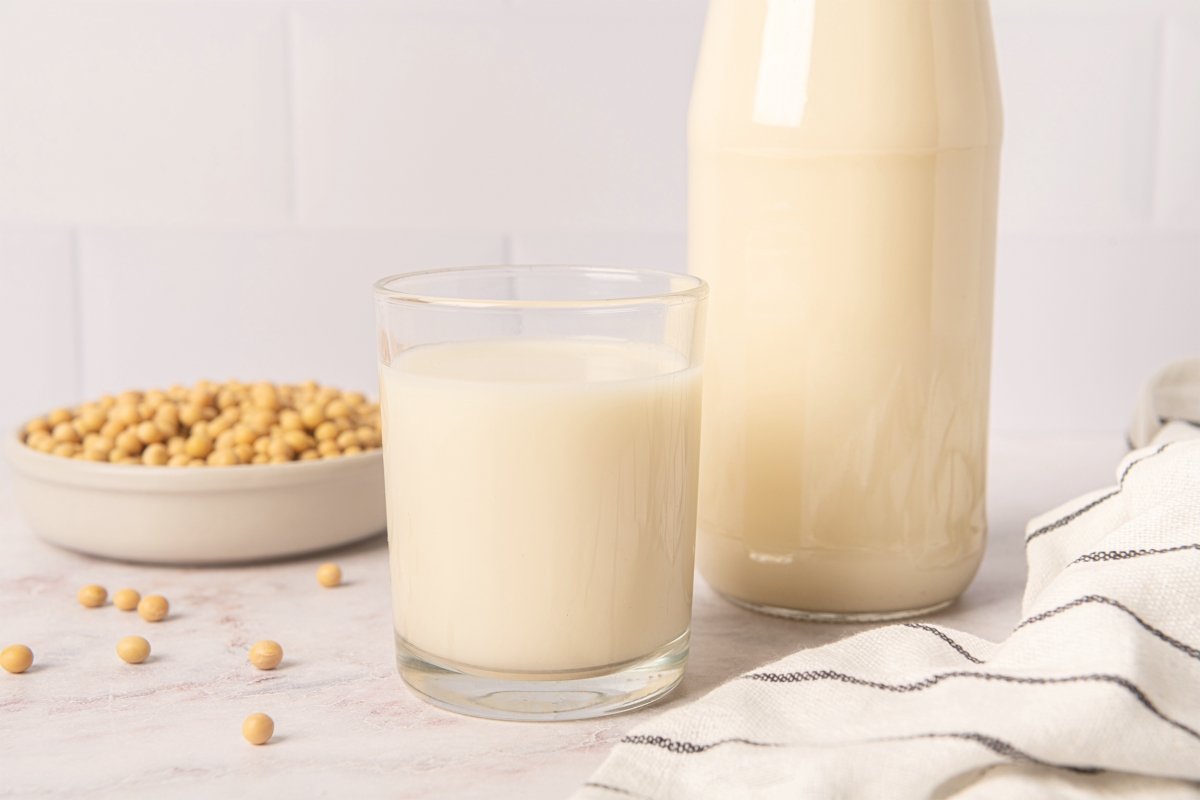 Leche de soja en vaso y en botella