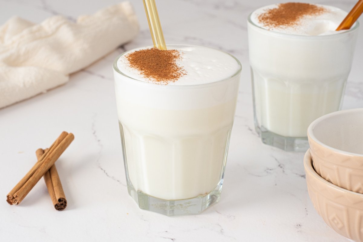 Leche merengada en el vaso