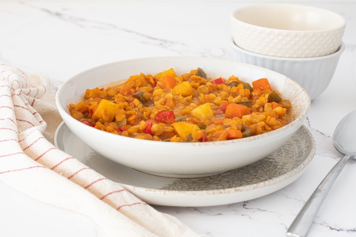 Lentejas rojas con verduras en el plato