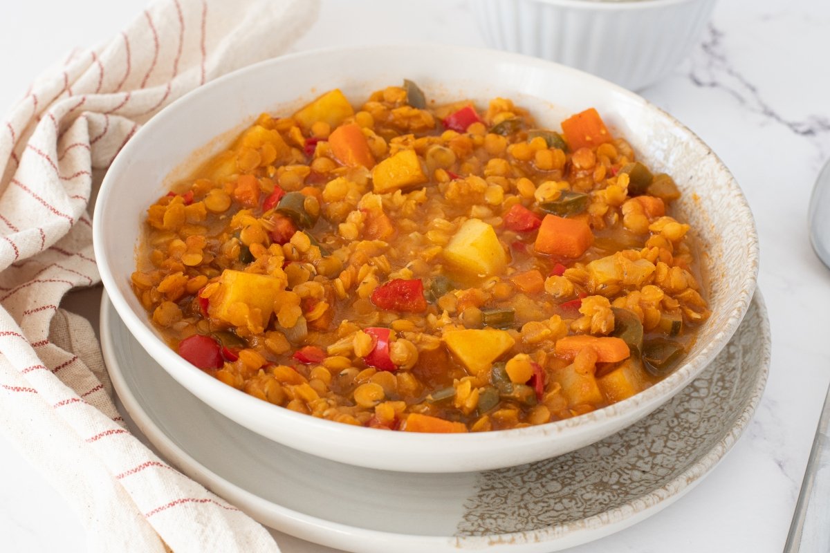Lentejas rojas con verduras listas para servir