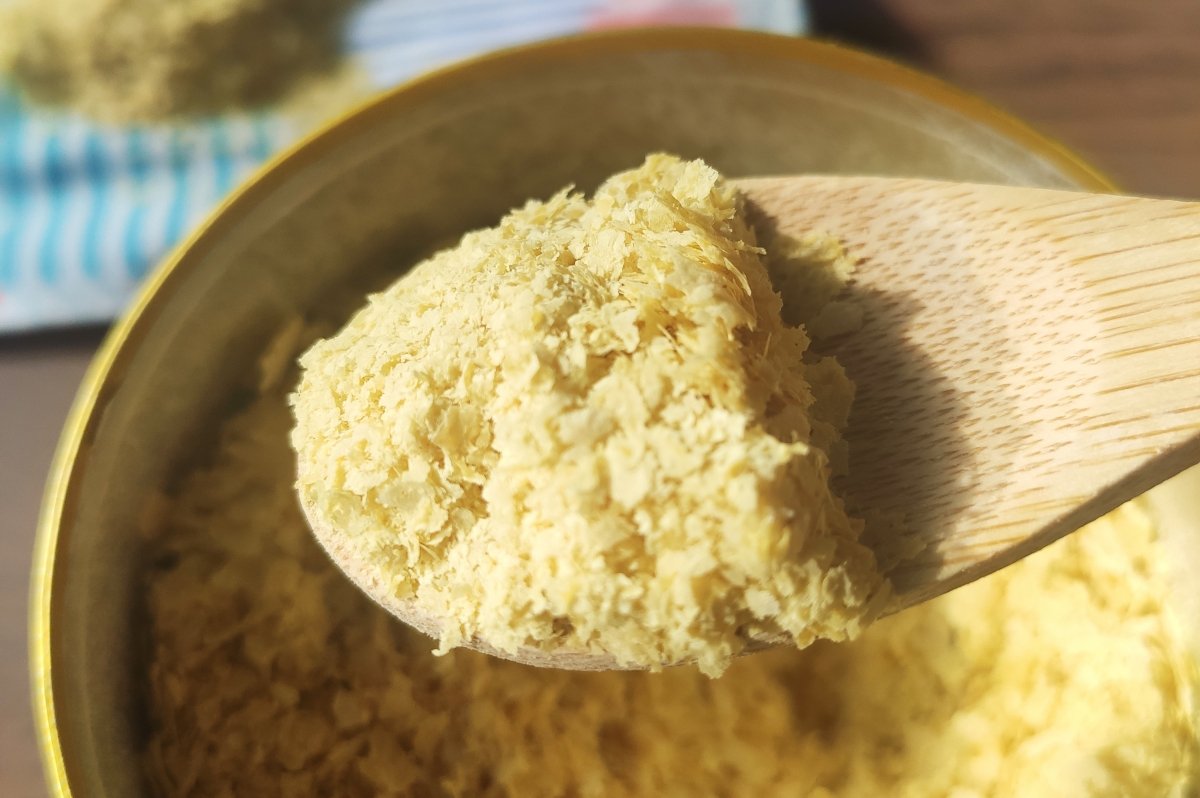 Nutritional yeast in the form of flakes