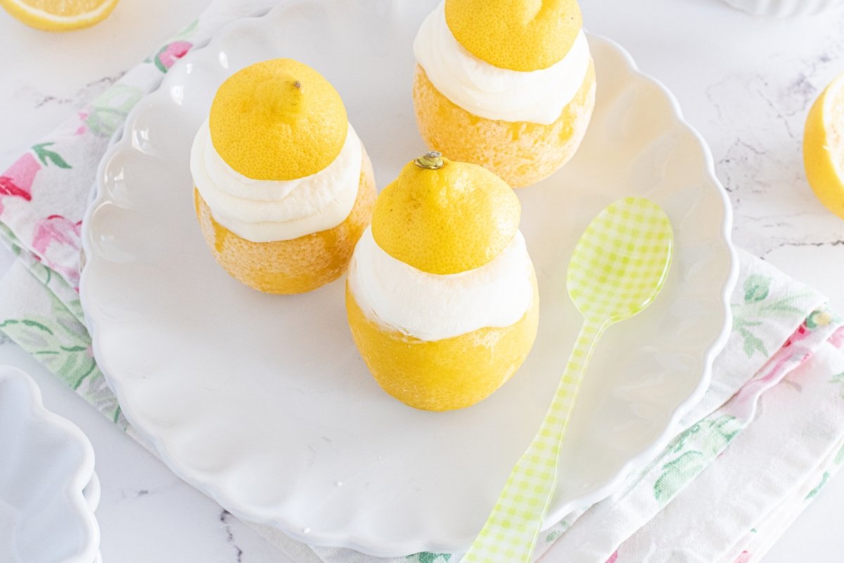 Limón helado en el plato