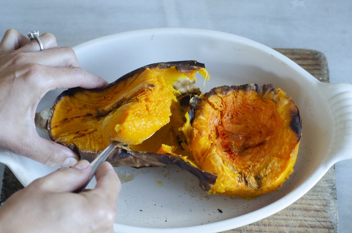 cleaning the roasted squash