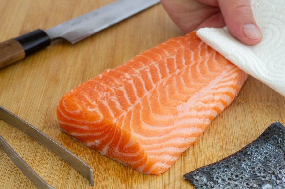Limpiar el lomo de salmón para el usuzukuri
