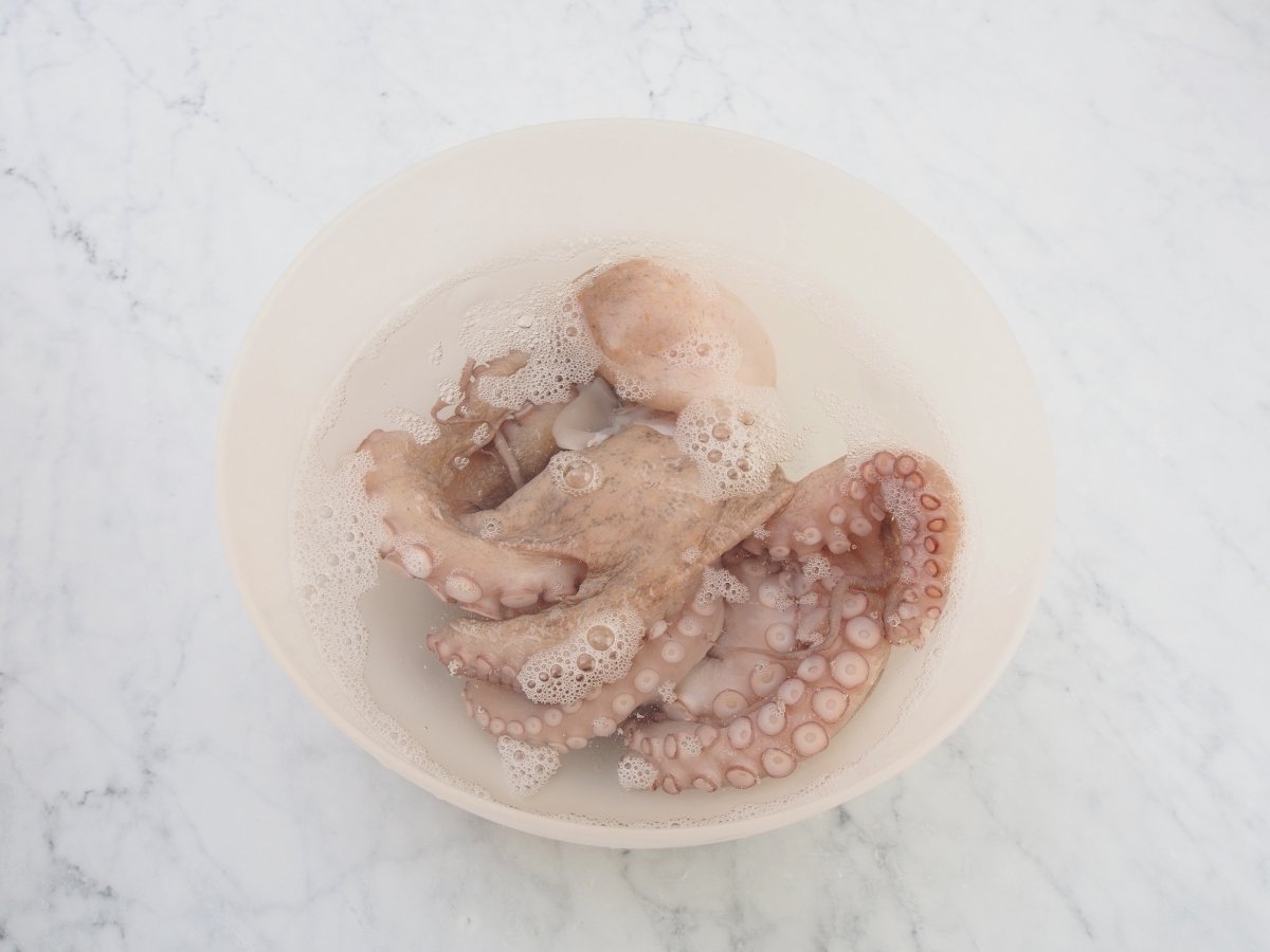 Limpiar el pulpo para el pulpo a la gallega